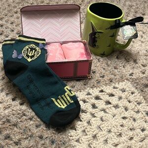 Set Wicked Elphaba Gift Set – Rae Dunn BAD WITCH Mug + 3-Pair Sock Set